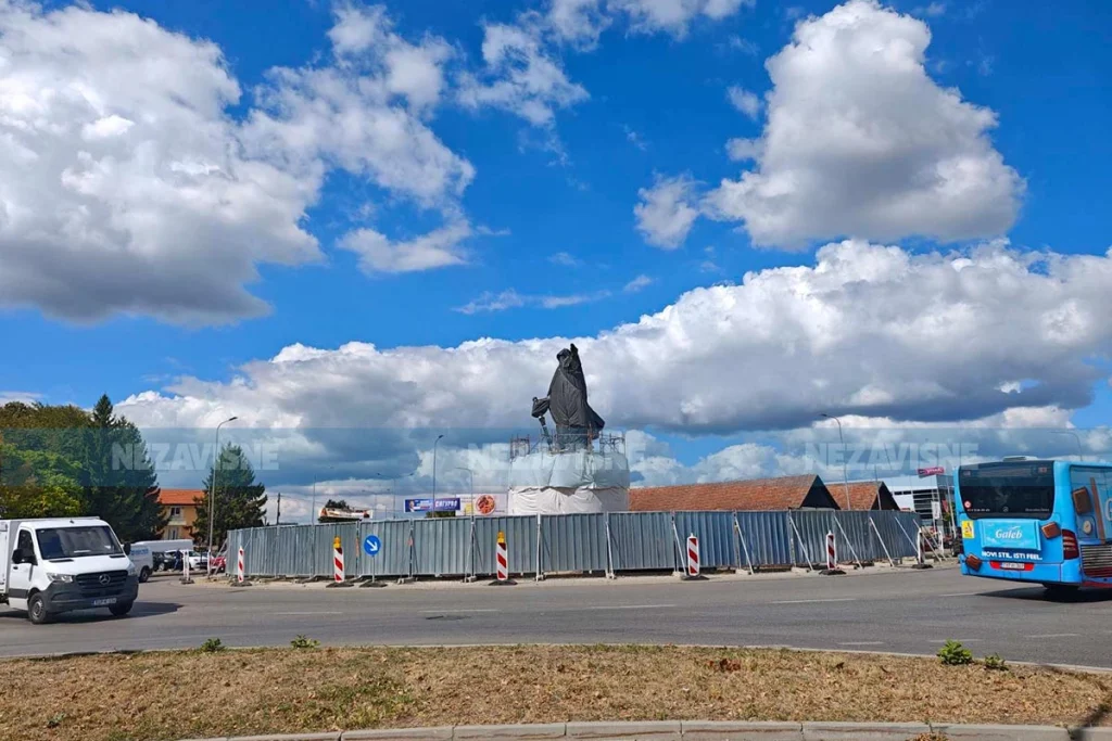OKRENUT KA KOSOVU I METOHIJI: Veličanstvena statua cara Lazara postavljena u Banjaluci