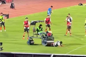 DRAMA NA TERENU: Bivšeg reprezentivca Engleske pregazio valjak (VIDEO)
