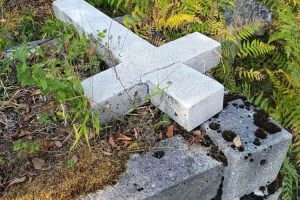 SRUŠENO 11 SPOMENIKA NA SRPSKOM GROBLJU KOD TRAVNIKA: Novi vandalizam nad imovinom Srba u Federaciji BiH (FOTO)
