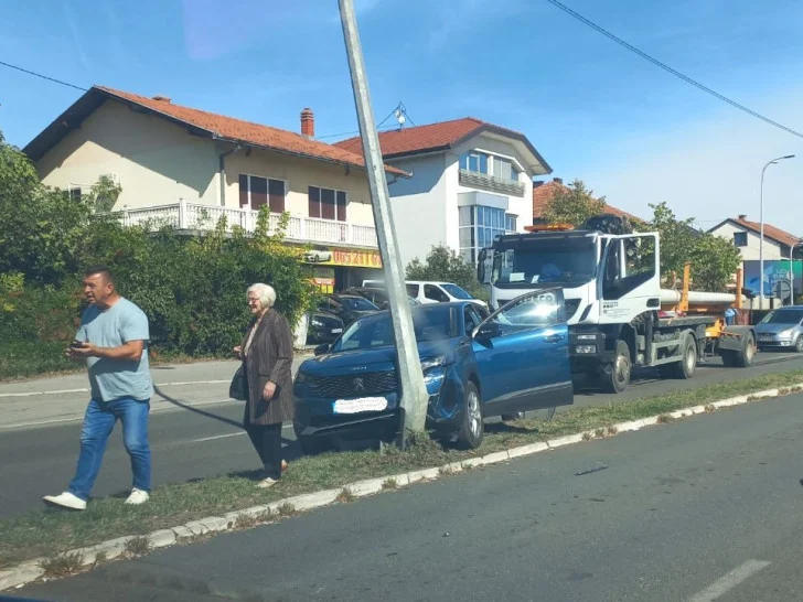 AUTOMOBIL SE ZAKUCAO U ZID: Udes kod „Emporijuma“ u Banjaluci