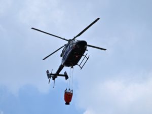 STIŽE POMOĆ IZ VAZDUHA: Helikopter upućen da pomogne u gašenju požara u Tesliću (VIDEO)