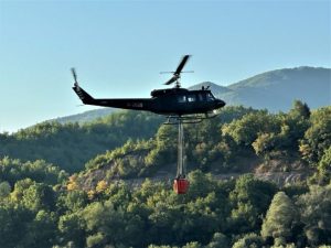 VATRA SE PROŠIRILA NA GROBLJE, IDE KA MANASTIRU: Kritično stanje na požarištu kod Vozuće