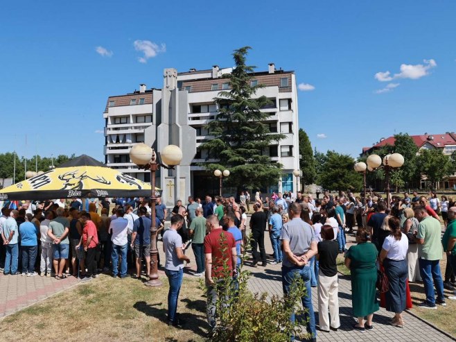 ОДАТА ПОЧАСТ: У Угљевику одржан скуп поводом смрти генерала Ратка Младића