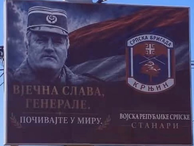 „VJEČNA SLAVA GENERALE“ U Stanarima osvanuo plakat posvećen Ratku Mladiću (FOTO)