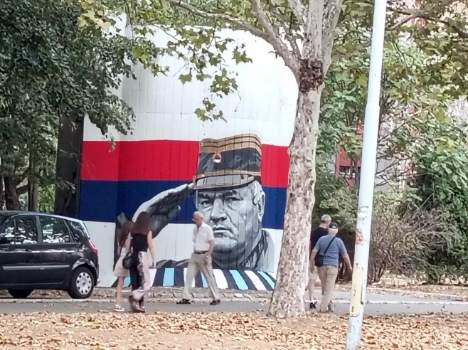 DVA KILOMETRA OD CRKVE U KOJOJ ĆE BITI ISPRAĆEN: Oslikan impresivan mural generala Mladića