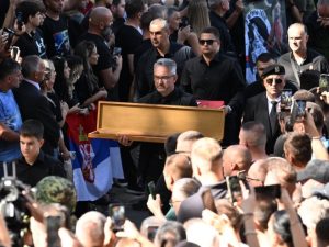 „ПУТУЈ ОЧЕ, ПУТУЈ КОМАДАНТЕ, НАМА ОСТАЈЕ ДА СЕ ПОНОСИМО ТОБОМ“: Потресан говор Дарка Младића на сахрани генерала (ВИДЕО)