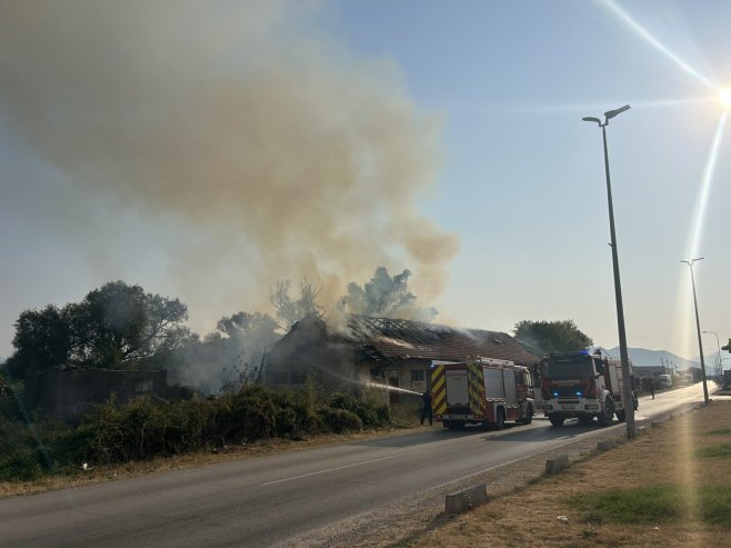 POŽAR NA ULAZU U TREBINJE: Obustavljen saobraćaj (VIDEO)
