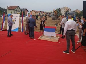 БИЋЕ ОБЕЗБЈЕЂЕНО ДОДАТНИХ 250 МЈЕСТА: Минић и Цвијановић положили камен темељац за нови вртић у Угљевику