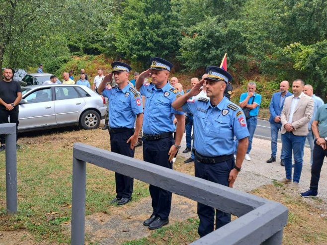 SLUŽEN PARASTOS I POLOŽENI VIJENCI: Na Crnom vrhu kod Zvornika obilježeno 34 godine od ubistva 11 pripadnika VRS
