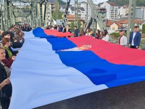 ВЕЛИЧАНСТВЕН ПРИЗОР У ЗВОРНИКУ: Млади на мосту симболично спојили заставе Српске и Србије (ВИДЕО)