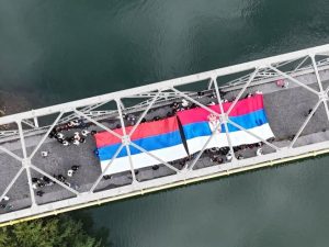 DRINA NIJE GRANICA: Na mostovima u Zvorniku i Bratuncu istaknute trobojke (FOTO)