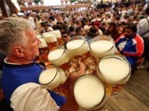 POČEO NAJPOZNATIJI FESTIVAL PIVA: Gradonačelnik Minhena otvorio prvo bure na „Oktoberfestu“
