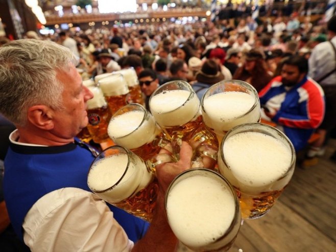 POČEO NAJPOZNATIJI FESTIVAL PIVA: Gradonačelnik Minhena otvorio prvo bure na „Oktoberfestu“