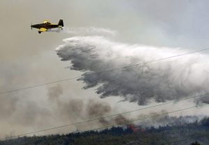 „BLIZU JE KUĆA I BRZO SE ŠIRI“ Novi požar digao Dalmaciju na noge, kanaderi preusmjereni sa Brača (VIDEO)