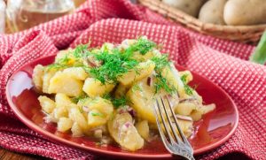 KAKO SE SPREMA NJEMAČKA KROMPIR SALATA? Tajna je u prelivu