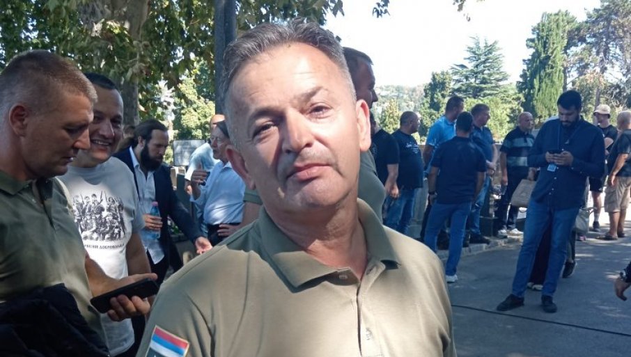 „ДАНАС ИСПРАЋАМО НАШЕГ ХЕРОЈА“: Вукови са Вучијака одали почаст преминулом генералу Младићу (ВИДЕО)