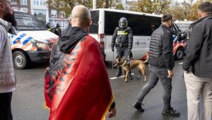 ПОДИВЉАЛИ ПОСЛИЈЕ ПРЕСУДЕ! Присталице тзв. ОВК скакали по полицијском возилу које је одвозило Тачија и екипу! (ВИДЕО)