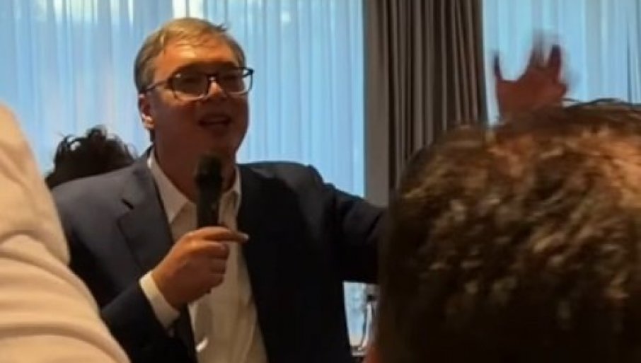 „A SAD ADIO…“ Vučić zapjevao uoči ponošenja ostavke (VIDEO)