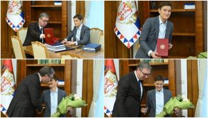 VUČIĆ OBAVIO PRIMOPREDAJU DUŽNOSTI ANI BRNABIĆ: „Srećan ti rođendan i neka ti je srećno preuzimanje“ (VIDEO)
