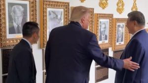PRASNULI U SMIJEH: Tramp proveo Sija kroz galeriju, zastali su kod Bajednovog portreta (VIDEO)