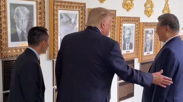 ПРАСНУЛИ У СМИЈЕХ: Трамп провео Сија кроз галерију, застали су код Баједновог портрета (ВИДЕО)