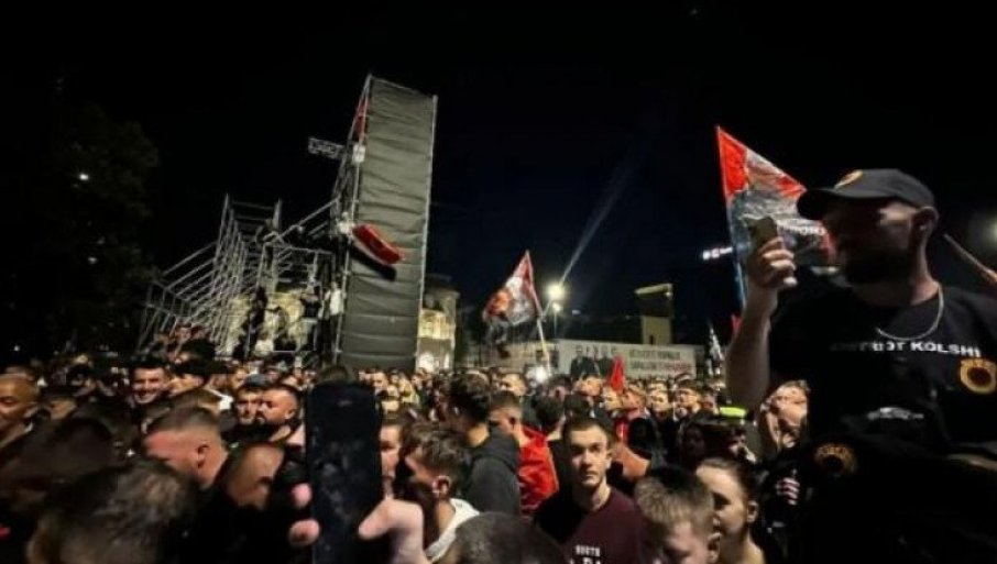 ŠIPTARI PODRŽALI BLOKADERE: Na skupu podrške Tačiju osvanuo ovaj transparent (VIDEO)