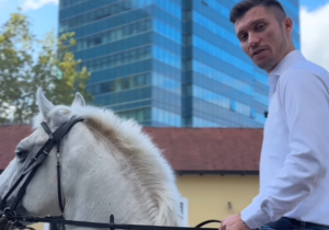 PERFORMAS ISPRED VLADE RS: Kresojević na konju ukazao na visoke cijene goriva (VIDEO)