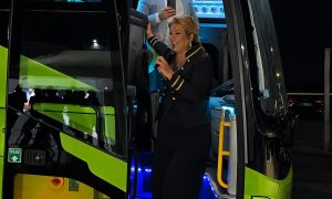 ĆANA SA MIKROFONOM ZAPJEVALA U AUTOBUSU: Nesvakidašnji dolazak na proslavu u Laktašima (VIDEO)