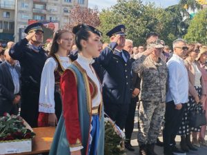 БИЈЕЉИНА ОБИЉЕЖИЛА ДАН ГРАДА: Положени вијенци на споменик погинулим борцима (ФОТО)