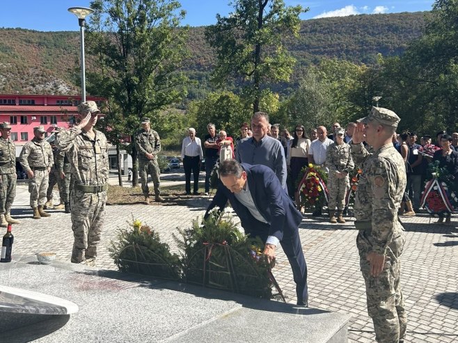 DRVAR PAMTI SVOJE HEROJE: Obilježena 31 godina od stradanja srpskog naroda