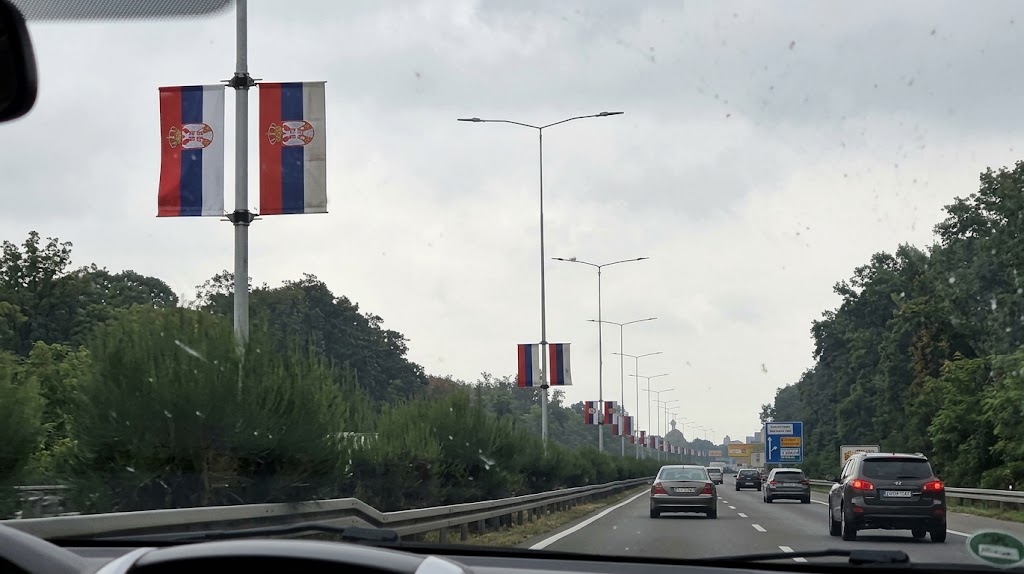 TROBOJKE NA ULAZU U BEOGRAD:  Dodik – Živjele Srbija i Republika Srpska (VIDEO)