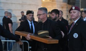 МЛАДИЋЕВА ШАПКА НА КОВЧЕГУ: Хиљаде грађана се опраштају од генерала у Цркви Светог Луке (ФОТО)