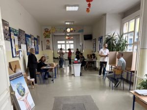 FIJASKO U DOBOJU: Građani došli na probno glasanje, skeneri stigli, ali listića nema