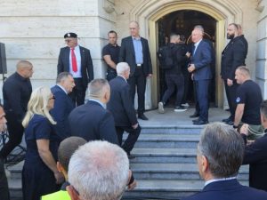 DODIK I CVIJANOVIĆ ODALI POČAST MLADIĆU: Zvaničnici Srpske u Crkvi Svetog Luke