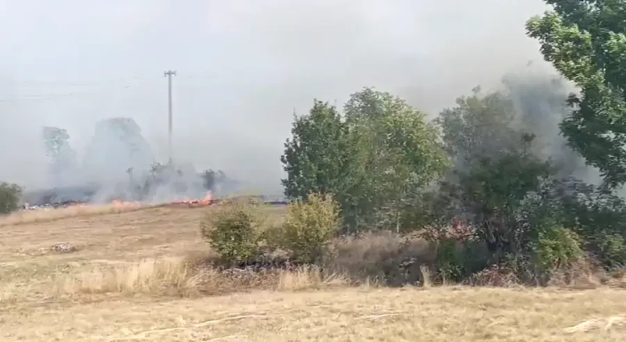 ЦИЈЕЛО СЕЛО БИЛО У ПЛАМЕНУ: Ватра код Гацка прогутала двије куће и више објеката