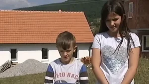 OSTALI BEZ OCA I ODRASTALI U TROŠNOJ KUĆI: A onda su im nepoznati ljudi promijenili život iz korijena (VIDEO)