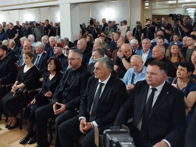 „OSTAJE ŽAL ZBOG NEHUMANOG ODNOSA HAGA PREMA MLADIĆU“: Karan prisustvovao komemoraciji u Beogradu