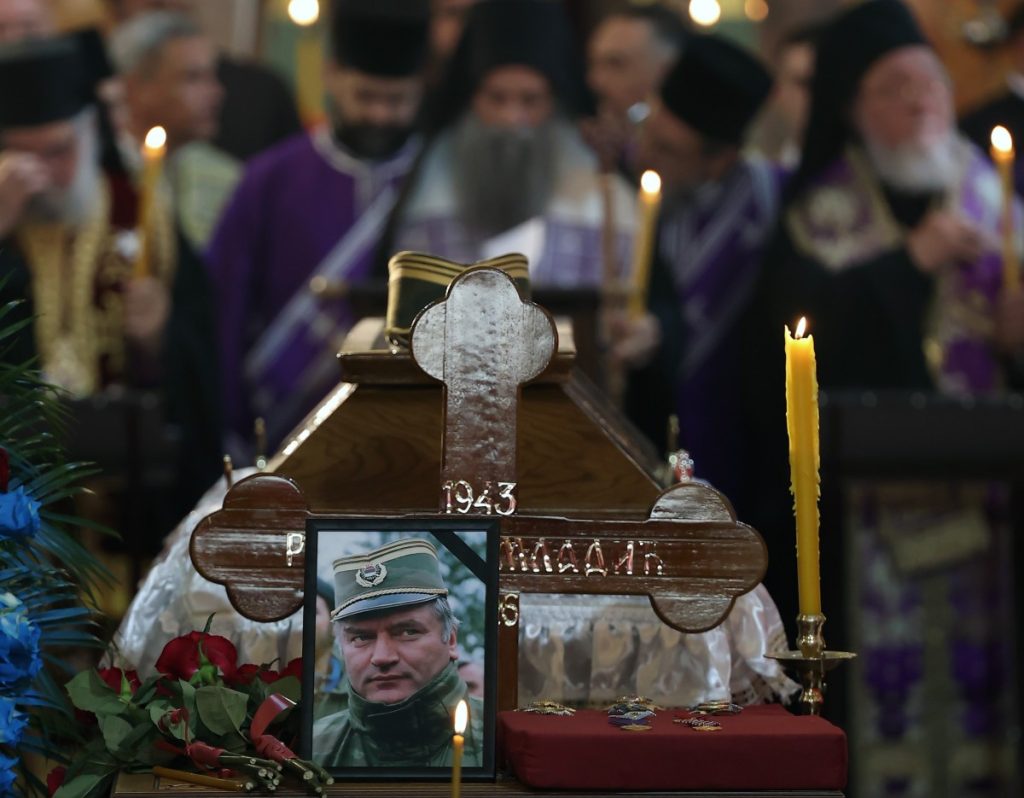 КАПА, ОРДЕЊЕ И ВИЈЕНАЦ:  Шта значе симболи на ковчегу генерала Младића? (ВИДЕО)