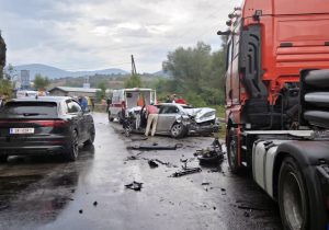 JEDNA OSOBA POGINULA: Teška saobraćajna nesreća kod Rogatice, auotmobili smrskani do neprepoznatljivosti