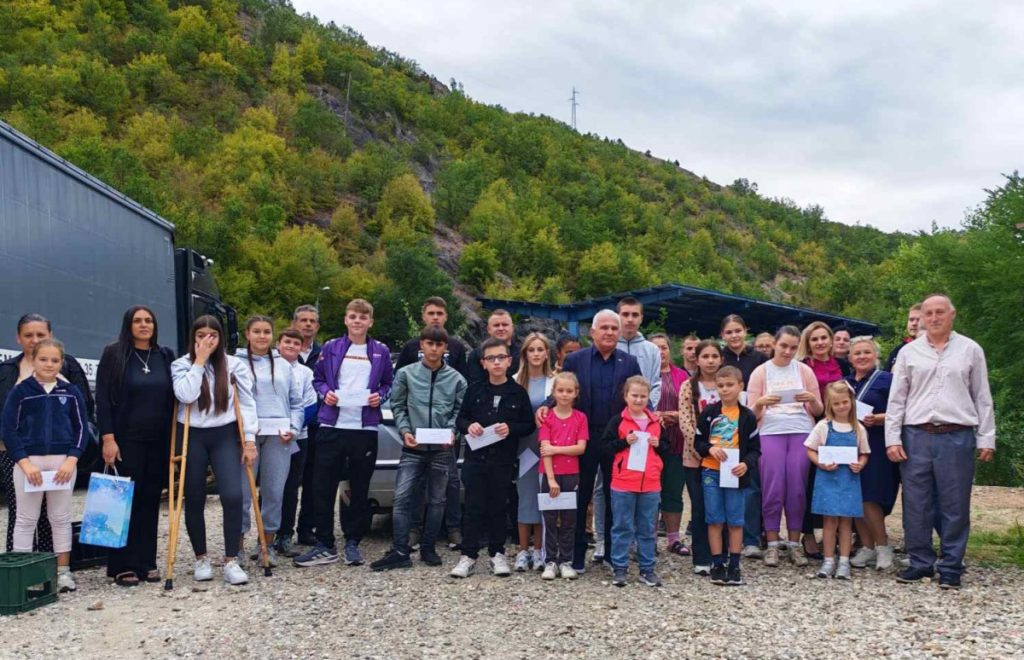 DA OSTANU I OPSTANU: Na Jarinju uručena 21 stipendija za pomoć djeci sa KiM (FOTO)