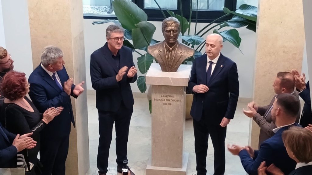 ZAHVALNOST ZA DJELA U TEŠKIM VREMENIMA ZA NAŠ NAROD: Otkrivena bista akademika Vojislava Maksimovića u zgradi Univerziteta u Istočnom Sarajevu