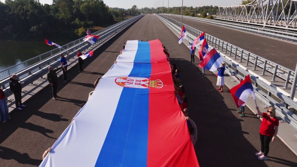 SPOJILI ZASTAVE NA SREDINI MOSTA NA RAČI: Mladi sa obje strane Drine poslali snažnu poruku jedinstva Srpske i Srbije (FOTO)