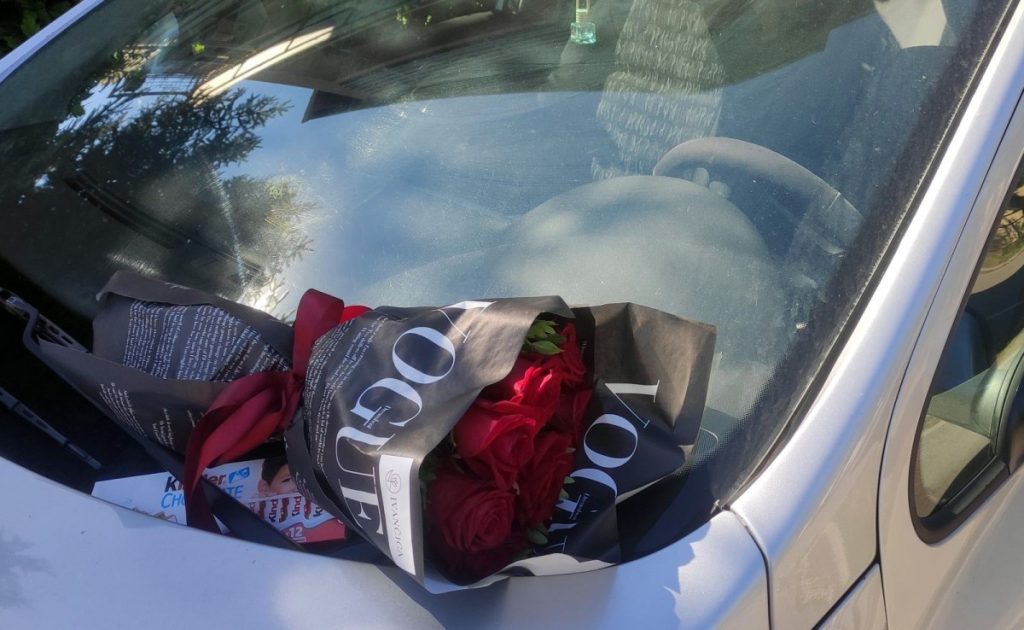 OVO SE NE VIĐA SVAKI DAN: Kavaljer iz Banjaluke ostavio ruže i čokolade na vjetrobranu automobila (FOTO)