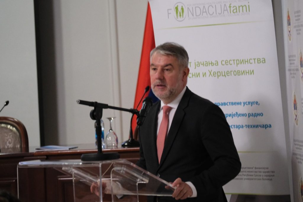 НОВИ СТАНДАРДИ ЗА МЕДИЦИНСКЕ СЕСТРЕ И ТЕХНИЧАРЕ: Шеранић најавио шта ће се промијенити у Српској