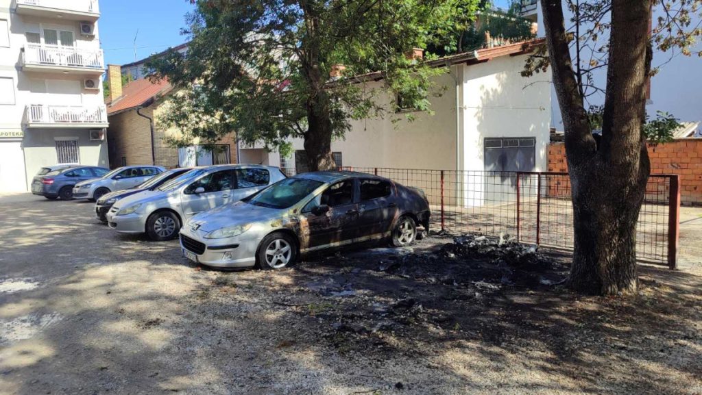 ПОЖАР У БРЧКОМ: Ауди потпуно изгорио на паркингу