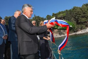 ПЛАВА ГОРБНИЦА ОСТАЈЕ ЗАВЈЕТ СРПСКОГ НАРОДА: Каран код острва Крф и Видо положио вијенац у море (ФОТО)