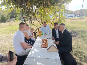 ИМАЈУ ЧЕТВОРО ДЈЕЦЕ, А КУЋУ ОТПЛАЋУЈУ ОД ДЈЕЧИЈЕГ ДОДАТКА: Минић обећао помоћ вишечланој породици Трипковић из Осмака