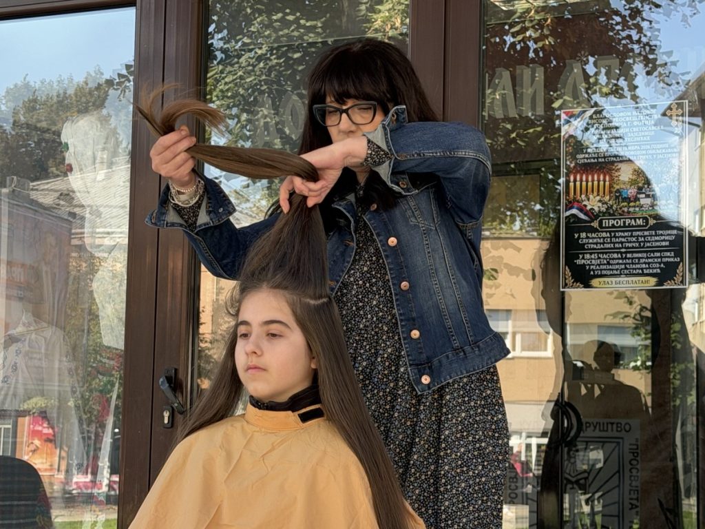 „KOSU SKRATI, HRABROST VRATI“: Teslićani pomažu djeci oboljeloj od karcinoma (FOTO)