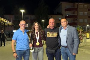 ПРЊАВОР ДОЧЕКАО СВЈЕТСКУ ШАМПИОНКУ КИК-БОКСА: Јелена Стојановић освојила злато у Италији (ФОТО)