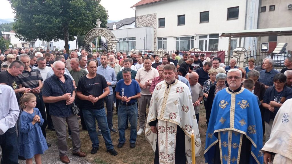 „ВЈЕЧНА ТИ СЛАВА И ХВАЛА“: Трново се опростило од генерала Младића (ФОТО)